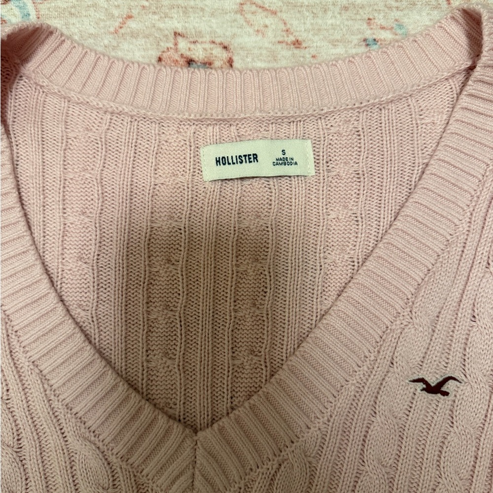 Hollister Women's Soft Pink V-Neck Sweater - Picture 3 of 3